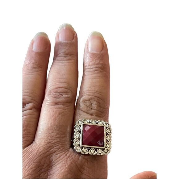 NWOT square checkered red center stone ring with heart shaped rhinestone border - Picture 7 of 9